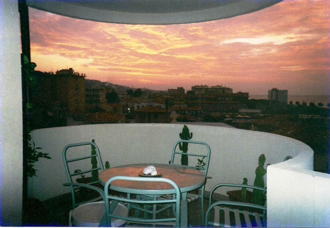 Appartamento - Terrazzo Vivibile Vista Mare, Wi-Fi Gratuito Vallecrosia Exteriör bild